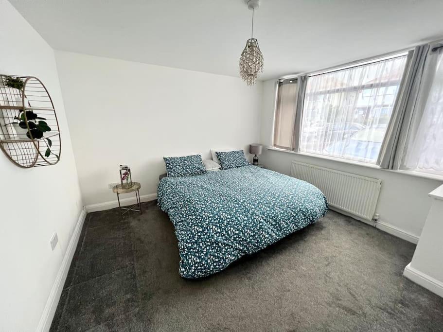 Modern 2 Bed Close To Mall With Parking & Garden London Bagian luar foto
