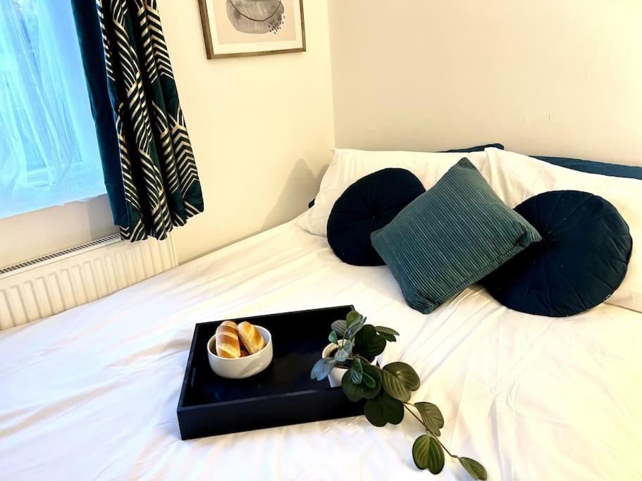 Modern 2 Bed Close To Mall With Parking & Garden London Bagian luar foto