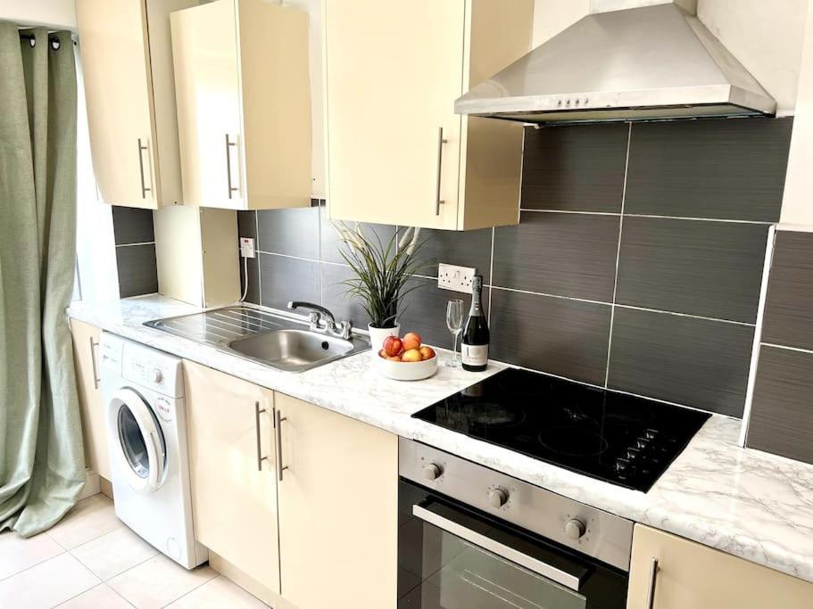 Modern 2 Bed Close To Mall With Parking & Garden London Bagian luar foto
