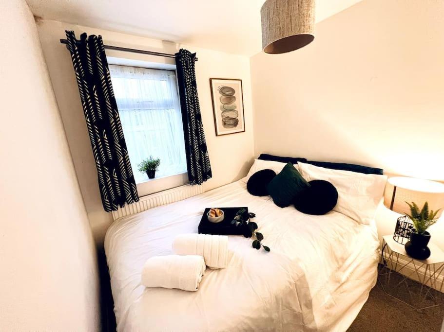 Modern 2 Bed Close To Mall With Parking & Garden London Bagian luar foto